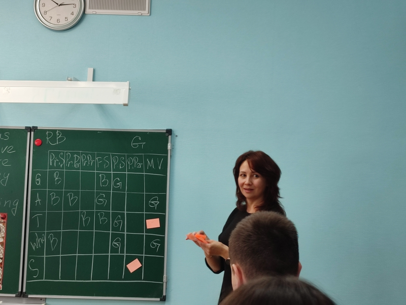 22 апреля в школе состоялся открытый урок английского языка в 9 в классе..