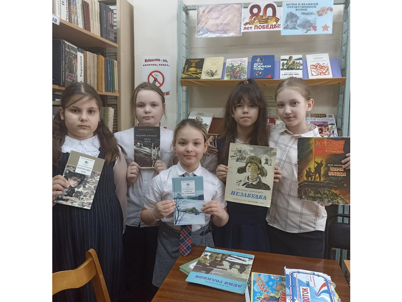 В школьной библиотеке оформлена выставка "И память о войне нам книга оживит... ". В школьной библиотеке оформлена выставка "И память о войне нам книга оживит... "..