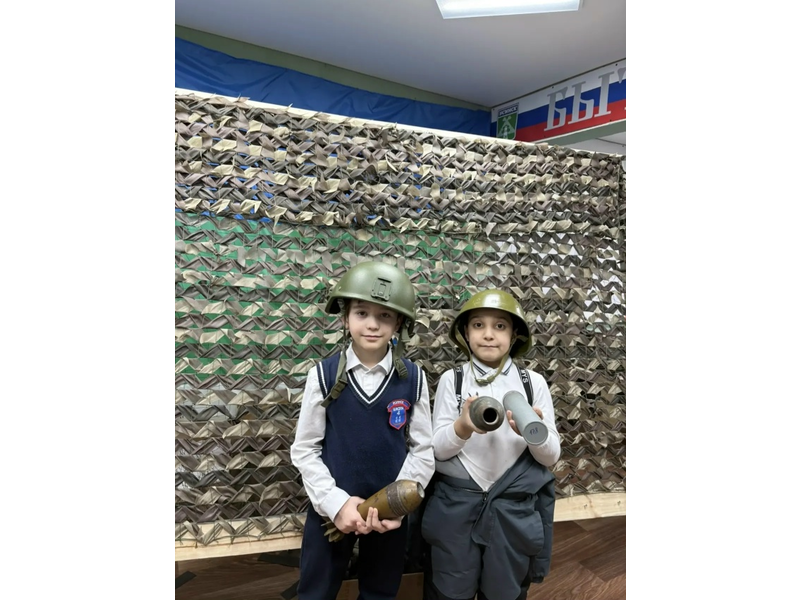 2 «Б» класс (Кл.руководитель Иванова Е.Е) поучаствовал в акции «Посылка солдату» и посетил пункт «Быть добру СВО»..