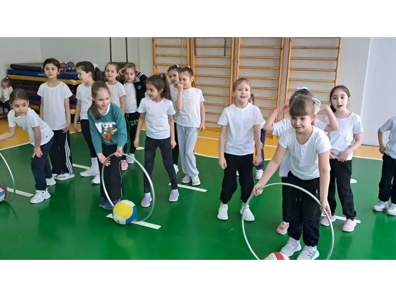 Спортивный праздник в честь Международного женского дня в первых классах.