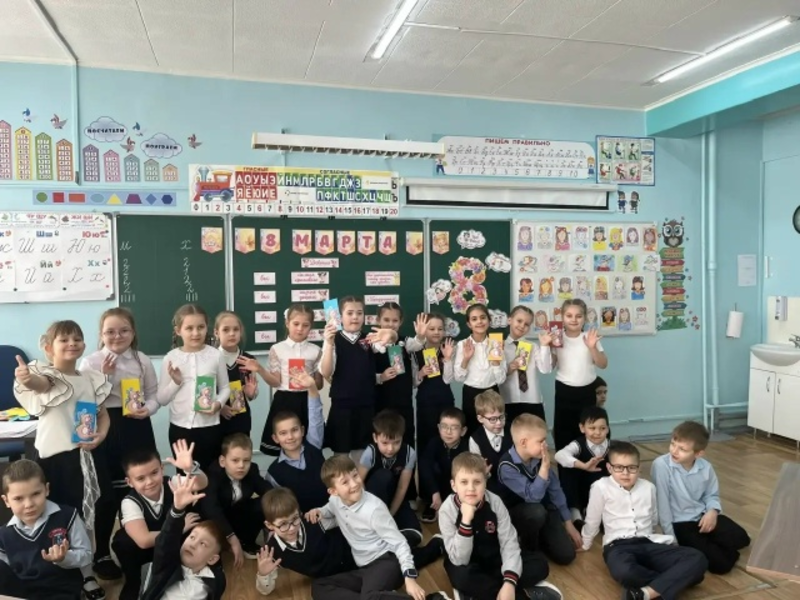 Пускай зима полна азарта, Весна пришла сегодня к нам..