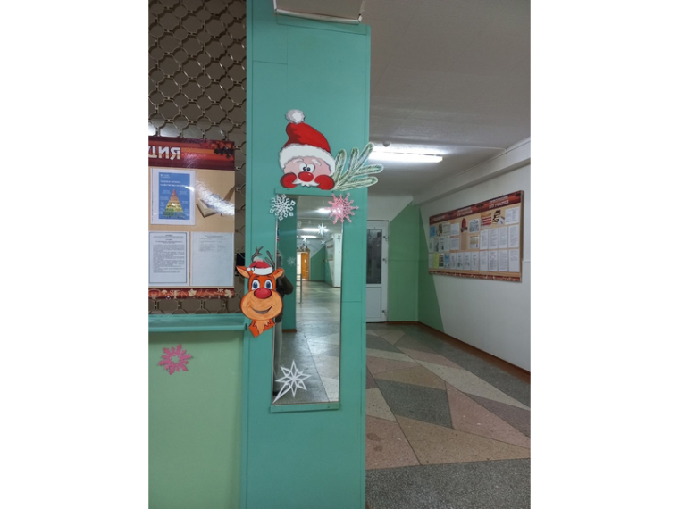 Новогоднее настроение в коридорах школы.