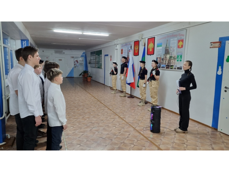 Традиционно учебная неделя началась с торжественной церемонии выноса государственных флагов Российской Федерации и Республики Коми с участием учащихся 6Б класса..