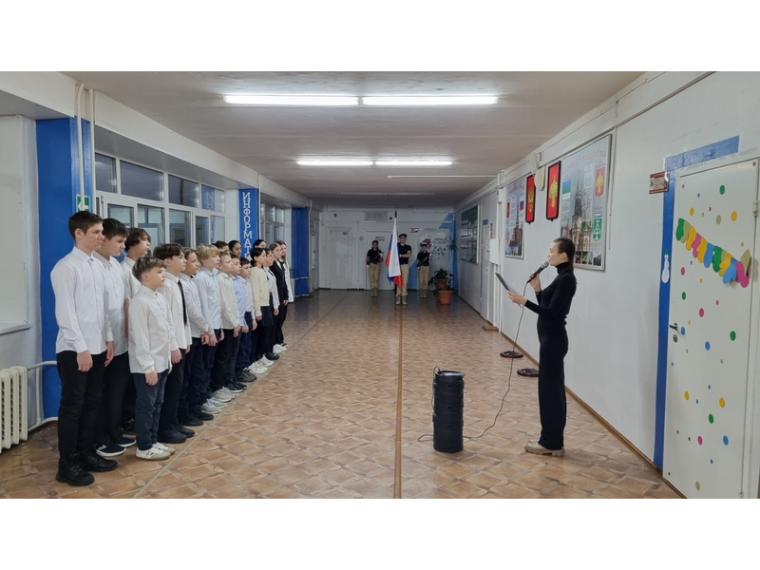 Традиционно учебная неделя началась с торжественной церемонии выноса государственных флагов Российской Федерации и Республики Коми с участием учащихся 6Б класса..