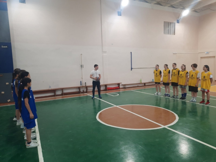 1 марта в нашей школе состоялась товарищеская встреча по баскетболу среди девушек 1 и 4 школы..
