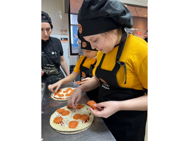 Сегодня, 7 марта, в рамках ранней профориентации школьников учащиеся 4 Б класса познакомились с профессией пиццамейкера.