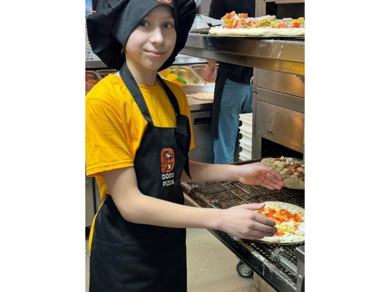 Сегодня, 7 марта, в рамках ранней профориентации школьников учащиеся 4 Б класса познакомились с профессией пиццамейкера.