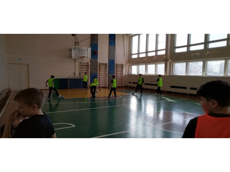 В школе на протяжении двух недель проходил турнир по мини-футболу в рамках реализации проекта &quot;Футбол в школе&quot; среди 5 -х классов..