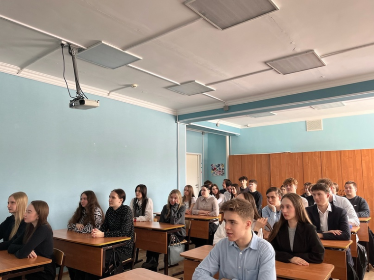 Будущие выпускники 11 классов приняли участие 7 мая в онлайн - встрече с Министром образования Натальей Владимировной Якимовой.