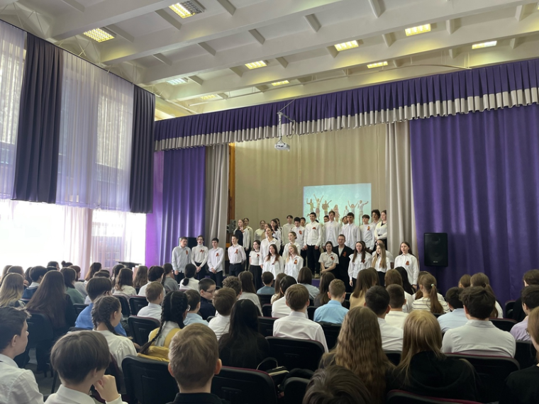 8 мая в актовом зале школы состоялась литературно-музыкальная композиция.
