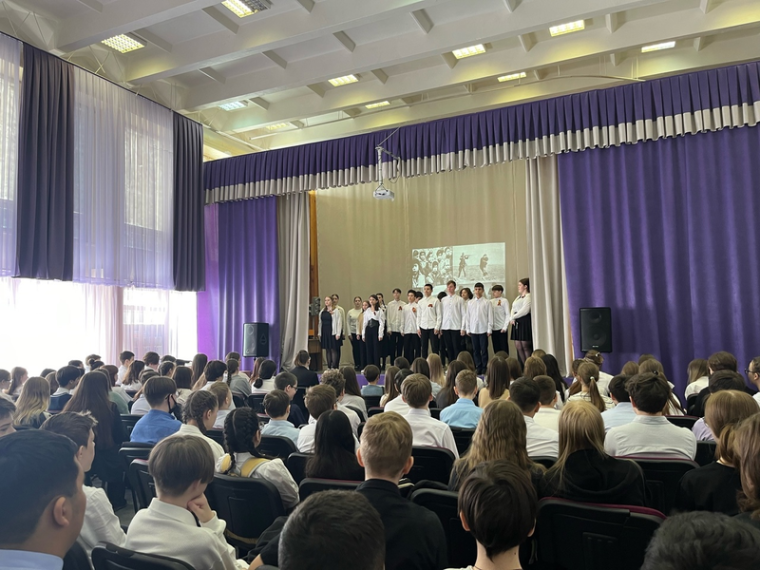 8 мая в актовом зале школы состоялась литературно-музыкальная композиция.