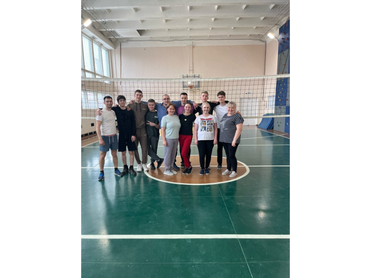 21 апреля, в рамках года педагога и наставника состоялась товарищеская игра по волейболу среди педагогов и будущих выпускников..