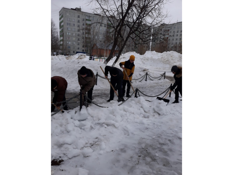 21 апреля в рамках Всероссийского субботника в школе прошли уборки территории школы сотрудниками и учащимися школы..